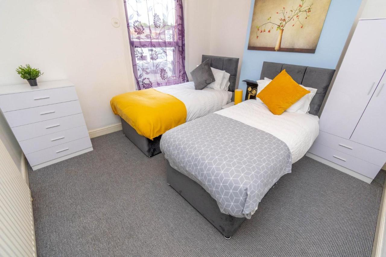 Fantastic 3 Bedroom House *Free Parking* Wolverhampton Exterior foto